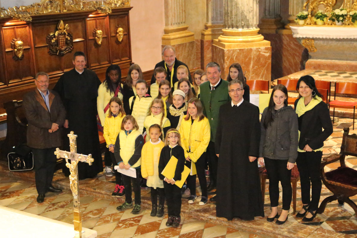Gemeinsam begrüßten Kinder der Chorus Paradisi Spatzen und der St. Andräer Domspatzen die 